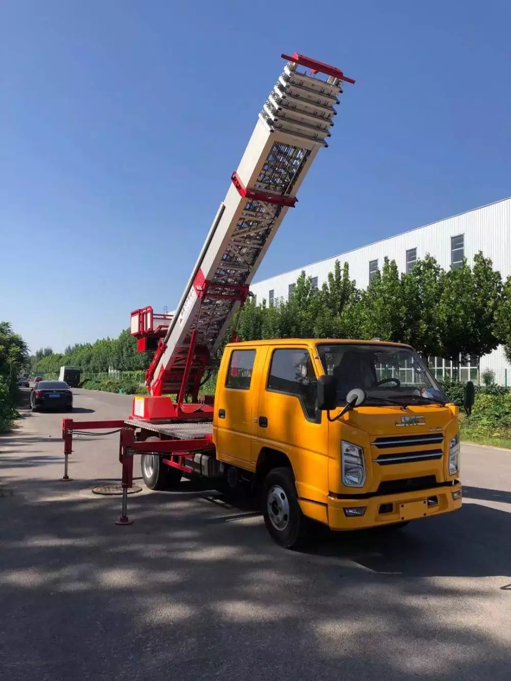 三江附近的云梯车出租服务：轻松解决高空作业需求