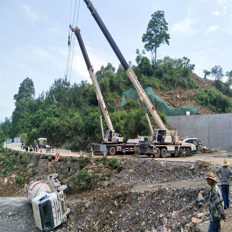 三江汽车掉沟里叫吊车救援要多少钱